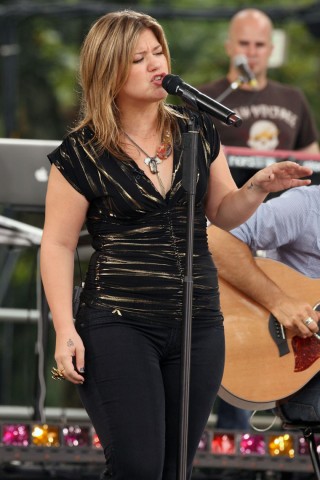 kelly clarkson performs 310709