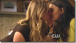 hilary-duff-jessica-szohr-lesbian-kiss-gossip-girl-09